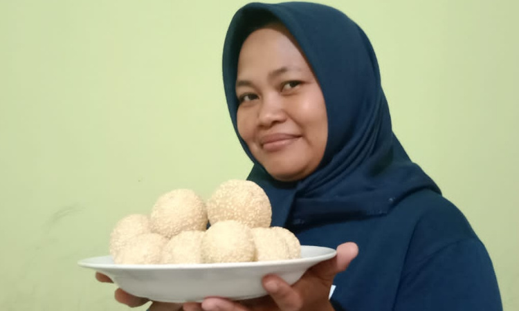 Gaji Tak Cukup, Honorer Perawat Asal Jember Tak Gengsi Jual Onde-onde 