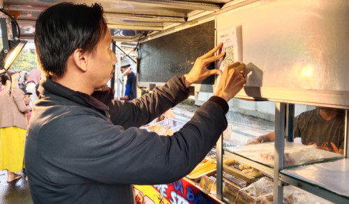 UMKM Bangkit, Ratusan Pedagang Takjil Ramadan di Banyuwangi Kompak Beralih ke QRIS 