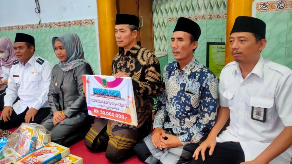 Gelar Safari Ramadan, Ning Serahkan Bantuan Rp 50 juta Untuk Musala Al Ikhlas Pralon