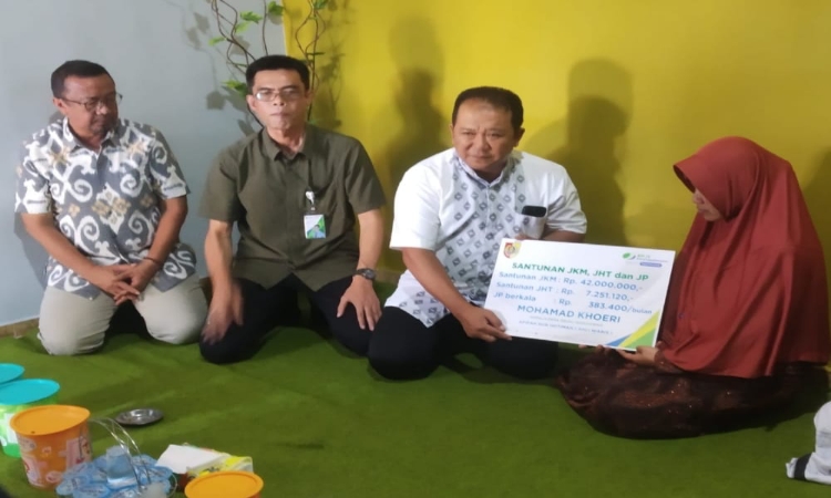 Kades Wafat Usai Rapat, Bupati Jember Serahkan Santunan BPJS Ketenagakerjaan