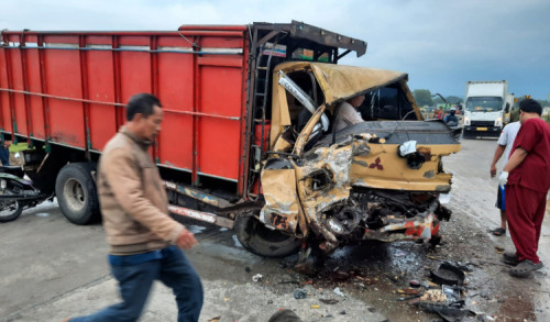 Ngeri Kecelakaan Dua Truk di Ring Road Tuban, Sopir Terjepit Kabin Kemudi
