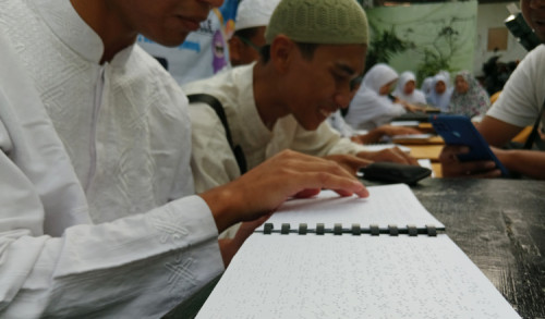 Semangat Difabel Netra di Banyuwangi, Isi Ramadan dengan Tadarus Al-Qur'an Braille