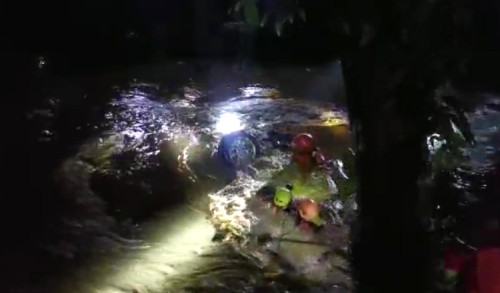 Nekat Terobos Banjir Mobil Datsun Masuk Sungai di Tuban, Dua Orang Tewas