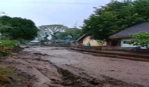 Banjir Bandang Kembali Gempur Ijen Bondowoso, Material Kayu Ikut Hanyut dari Puncak