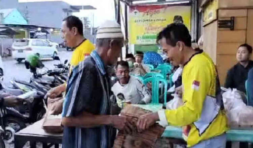Berkah Ramadan, Ketua Golkar Banyuwangi Bagi-bagi 10 Ribu Sarung ke Warga