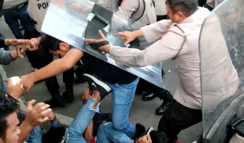 Ricuh! Kepala Peserta Aksi Demo Mafia Pupuk di Sumenep, Dihujani Pukulan oleh Oknum Kepolisian