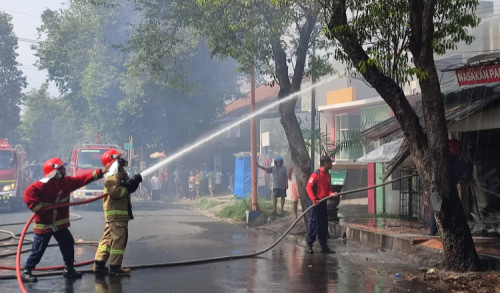 Ditinggal Pemilik, Toko Kelontong di Banyuwangi Ludes Terbakar
