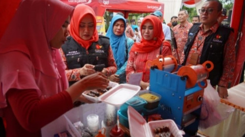 Tekan Inflasi, Bupati Ikfina Gelar Pasar Murah Ramadan