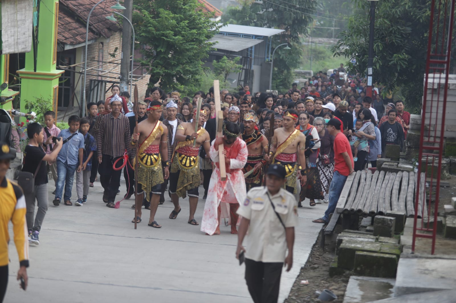 Pakaian Khas Jawa Warnai Jumat Agung Jemaat GKJW Dawarblandong Mojokerto 