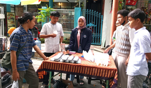 Mahasiswa di Banyuwangi Ikut Raup Keuntungan di Pasar Takjil Ramadan
