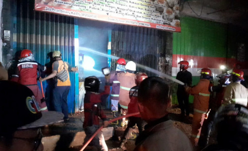 Ruko di Probolinggo Terbakar Saat Pemiliknya Tidur, Evakuasi Korban Dramatis