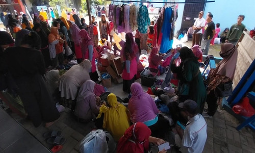 Jelang Lebaran, Penjual Pakaian Murah Layak Pakai di Purwokerto Diserbu Warga