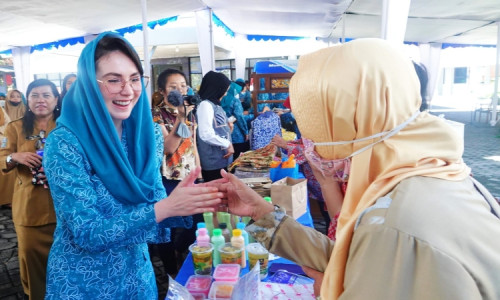 Resmikan Pasar Murah, Arumi : Stabilkan Harga Sembako untuk Jaga Daya Beli Masyarakat 