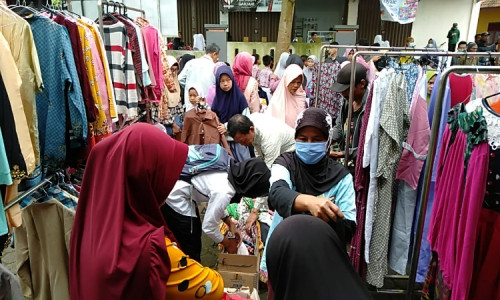 Bazar Ramadan Baju Murah dan Sembako di Banyumas Diserbu Warga 