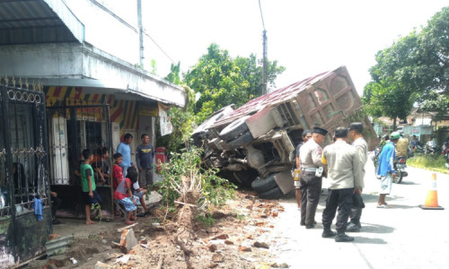 Kurang Konsentrasi Dalam Berkendara, Truck di Jombang Tabrak Pagar Rumah, dan Tiang PJU