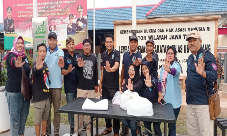 DPC GAAN Jombang dan Komunitas Kosti Bagikan Takjil Gratis ke Penguna Jalan