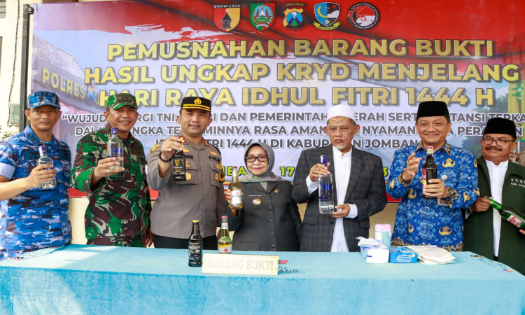 Jelang Lebaran,Polres Jombang Musnahkan Ribuan Botol Miras Berbagai Jenis dan Merk 