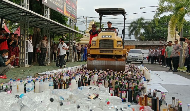 Jelang Lebaran, Polresta Banyuwangi Musnahkan 1,6 Ton Miras dan Knalpot Brong