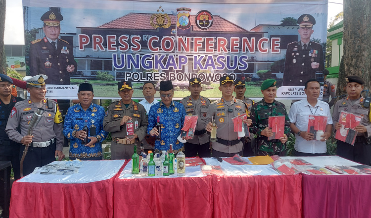 Jelang Hari Raya Idul Fitri, Polres Bondowoso Musnahkan Ratusan Botol Miras dan Puluhan Knalpot Brong 