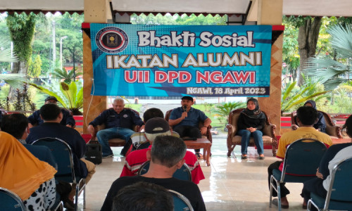 Bupati Ngawi Bersama DPD IKA UII Bagikan Ratusan Paket Sembako