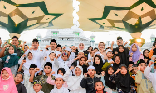 Di Bawah 'Payung Madinah' Kota Pasuruan, Gubernur Khofifah Berikan 500 Santunan Anak Yatim dan 50 Zakat Produktif