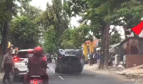 Mobil Brio Terbalik Setelah Tabrak Pohon di Tuban 