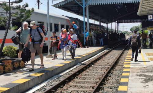 Nekat Naik Kereta Api Tanpa Tiket, 8 Penumpang Diturunkan Paksa di Stasiun Probolinggo