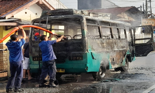 Bus Angkutan Penumpang Ludes Terbakar di Cilacap