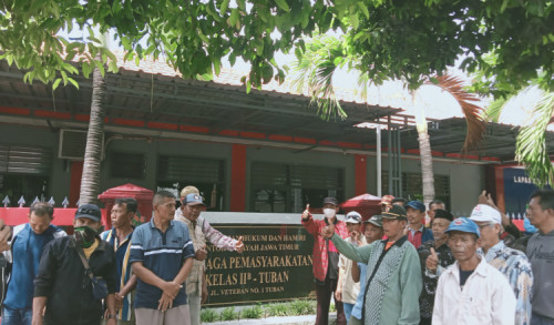 Datangi Lapas Tuban, Warga Berikan Dukungan kepada Kades Bunut yang Ditahan 