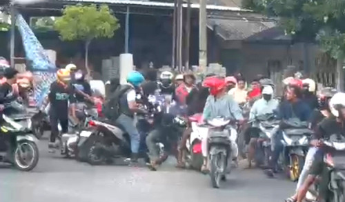 Viral, Video Sekelompok Pemuda Keroyok Pengendara Motor di Tuban