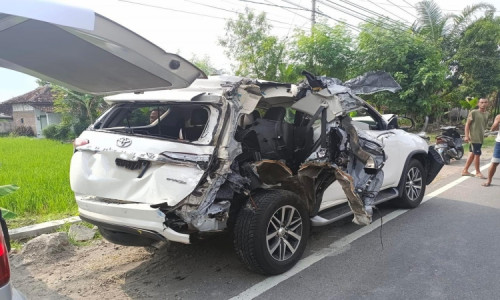 Kadinkes Ngawi Alami Kecelakaan, Mobil Ringsek Korban Jiwa Nihil