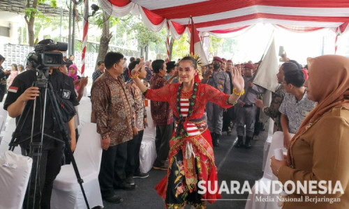 Tarian Madura Warnai Penerimaan Bendera Parpol Pemilu 2024 di Surabaya