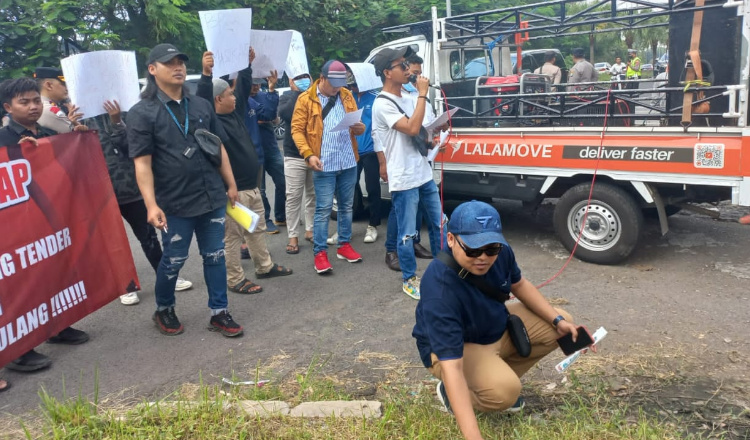 Warga Sampang Akan Boikot Pengerjaan PT. Kharisma Bina Kontruksi dalam Pengamanan Pantai 