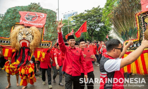 PDI Perjuangan Surabaya Daftarkan 50 Bacaleg ke KPU Diiringi Pawai Budaya