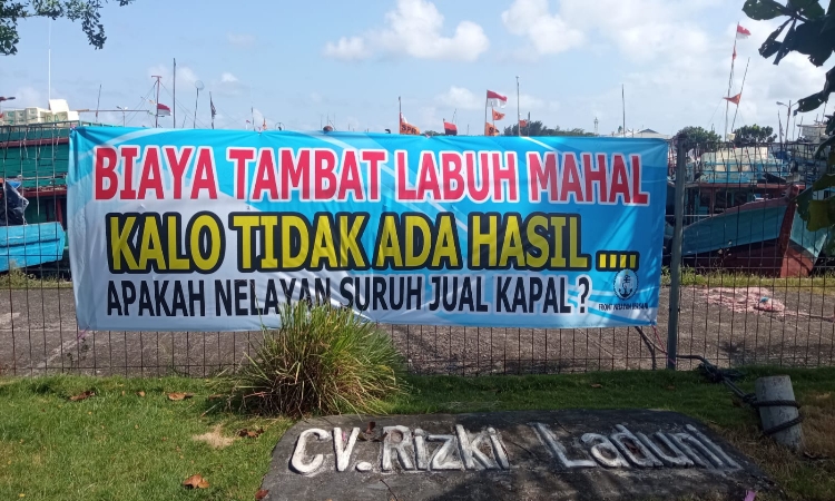 Area PPSC Dipenuhi Puluhan Spanduk Dari Nelayan, Ini Penjelasan Ketua HNSI Cilacap