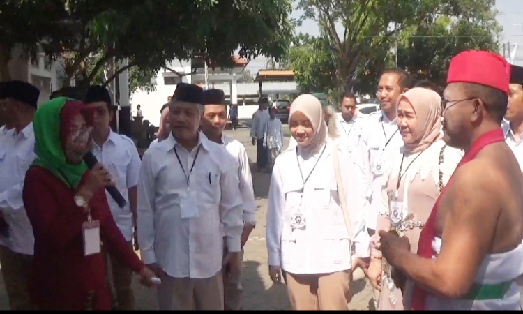 Sholawat Hadrah dan Tokoh Besut Iringi Pendaftaran Bacaleg Gerindra ke KPU Jombang