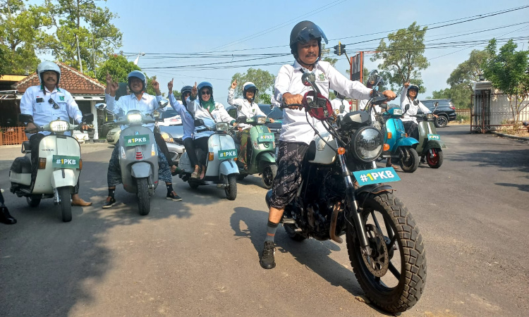 Pakai Motor Vespa dan Berpakaian Santri,  DPC PKB Jombang Daftarkan Bacaleg ke KPU Jombang