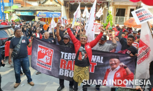 Loyalis Tjutjuk Supariono Penuhi Kantor KPU Surabaya, Teriakan dan Dukungan Restui Nyaleg