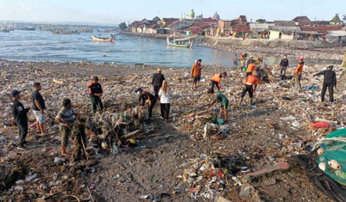 Warga Muncar Banyuwangi Kerja Bakti Bersihkan Sampah Laut yang Menumpuk 