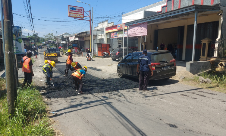 Uji Sampel Kualitas Aspal, Dinas BSBK Bondowoso Lakukan Trial Pengaspalan Jalan Brigpol Sudirman Nangkaan