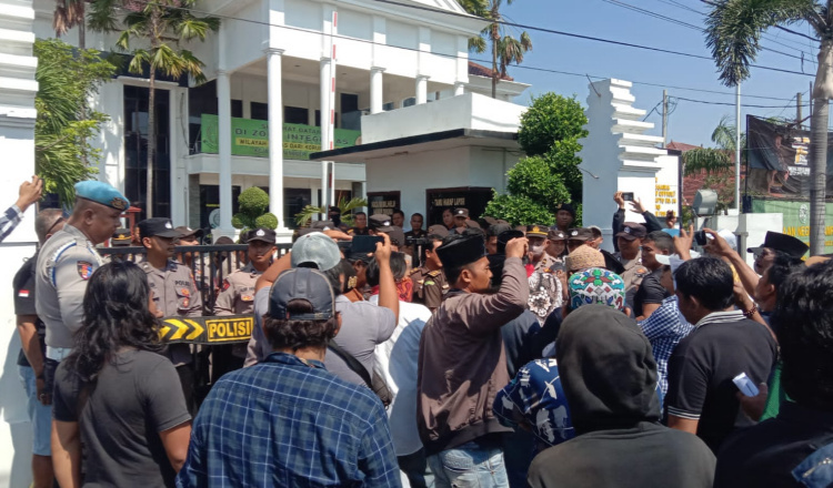 Aliansi Masyarakat Sokobanah Demo Kantor Kejari Sampang, Terkait Kasus Korupsi Dana Desa