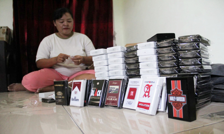 Kreatif Perajin Wadah Rokok dari Pipa PVC di Jombang Kebajiran Order Pesanan 