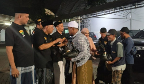 NABRAK Salurkan Bantuan ke Abdi Makam Sunan Ampel Surabaya