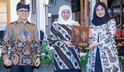 Gubernur Jatim Toreh Penghargaan Tokoh Kepemimpinan Kearsipan