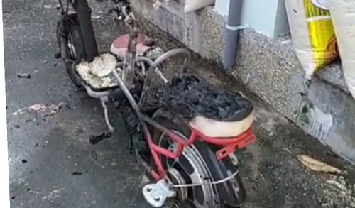 Akibat Cas Pengisian Daya Yang Tidak Orisinil Sepeda Listrik di Sampang Terbakar