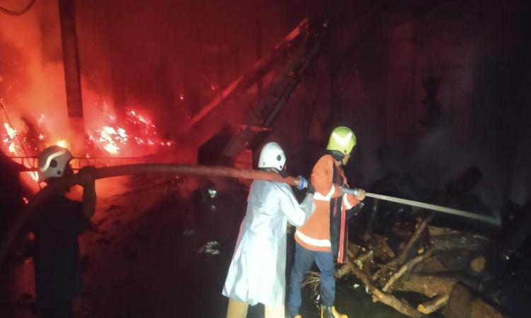 Gudang Triplek PT Indah Karya Plywood Bondowoso Terkabar, Kerugian Ditaksir Miliaran Rupiah