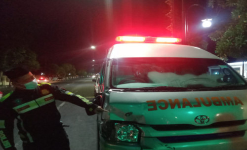 Lengah, Pengendara Motor Tertabrak Mobil Ambulans di Jombang