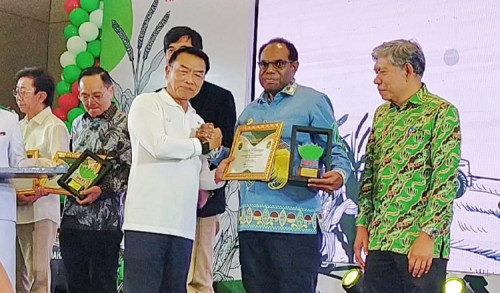 Berhasil Dorong Inovasi Pertanian, Bupati Keerom Raih Penghargaan HKTI Award 