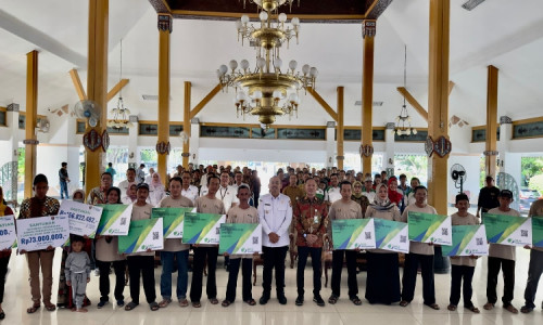 Ribuan Petani Tembakau dan Pekerja Rentan Ngawi Terima Kartu BPJS Ketenagakerjaan