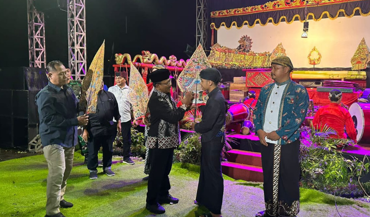 Warnai Festival Budaya Blambangan, Pagelaran Wayang Kulit Dipadati Penonton